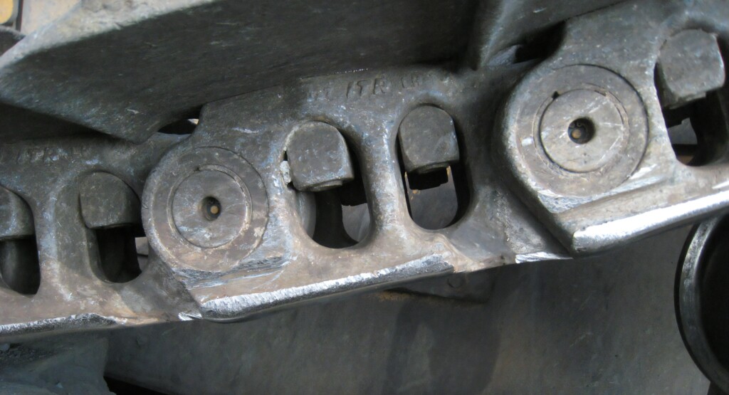 Zbliżenie na elementy podwozia gąsienicowego.